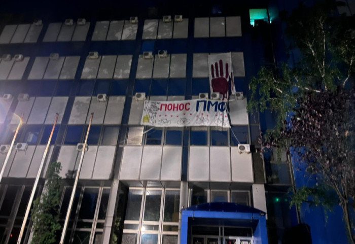 Policija krenula ka ulazu na PMF u Novom Sadu, dekan ih obavestio da nisu pozvani i zaustavio