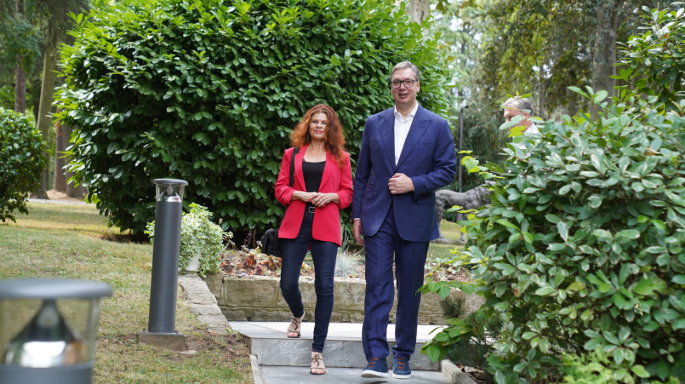 "Teška je ravnoteža biti skroman i ponosan": Vučić primio holivudsku glumicu Lolitu Davidović i njenog supruga