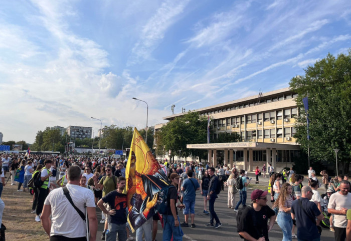 (FOTO/VIDEO) Protest "Indeks je jači od pendreka": Studenti i građani šetali od Vlade do Sektora unutrašnje kontrole MUP