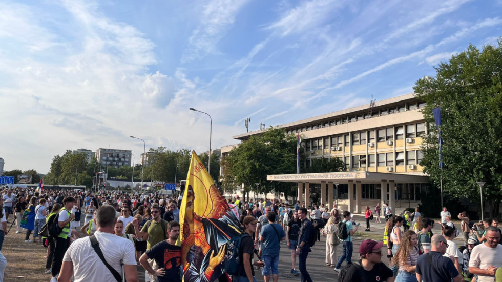(FOTO/VIDEO) Protest "Indeks je jači od pendreka": Studenti i građani šetali od Vlade do Sektora unutrašnje kontrole MUP