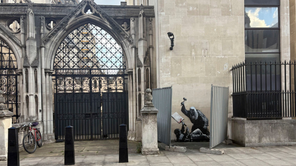 Sudija čekićem tuče demonstranta: Novi Benksijev mural na zgradi Kraljevskog suda pravde u Londonu