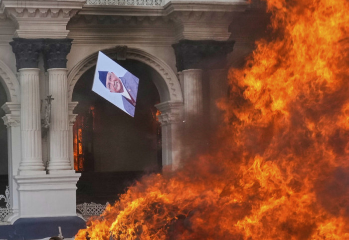 (FOTO) Protesti zbog zabrane društvenih mreža: Premijer Nepala podneo ostavku nakon što su mu demonstranti zapalili kuću