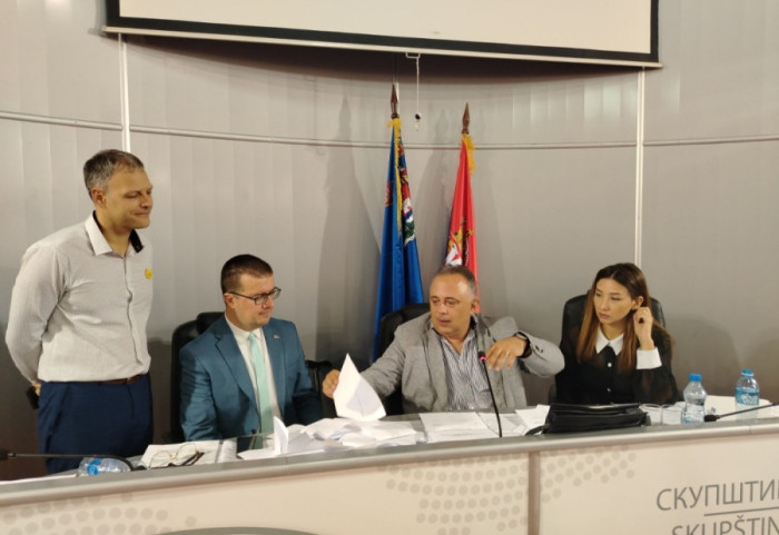 Ponoćno zasedanje Skupštine grada Niša: Pavlović ostaje gradonačelnik, protiv razrešenja glasala 32 odbornika