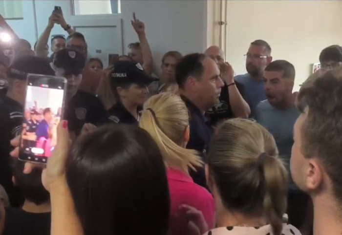 (VIDEO) Protest u OŠ "Pavle Savić": Direktor uz pratnju policije napustio školu, roditelji i đaci i dalje pred zgradom