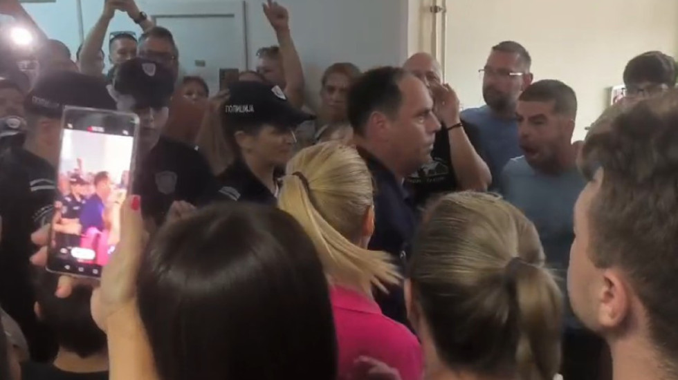 (VIDEO) Protest u OŠ "Pavle Savić": Direktor uz pratnju policije napustio školu, roditelji i đaci i dalje pred zgradom