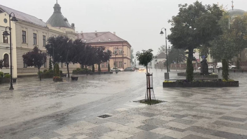 (FOTO) Nevreme u Srbiji: Mnoge kragujevačke ulice poplavljene, u Čačku jaka kiša i olujni vetar