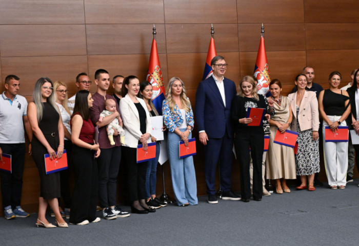 (FOTO) Vučić uručio ugovore o radu zdravstvenim radnicima koji se iz dijaspore vraćaju u Srbiju