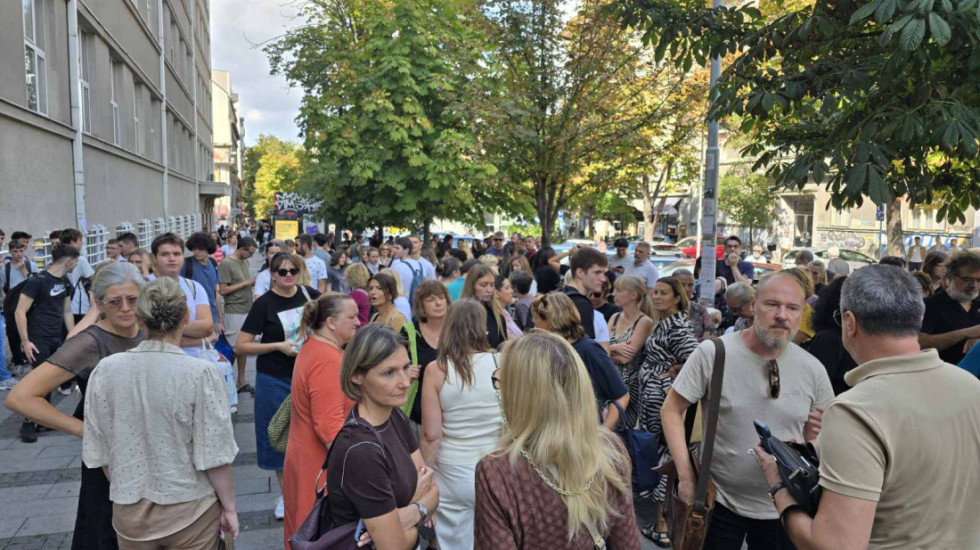 (FOTO) Roditelji i učenici Pete gimnazije protestovali u znak podrške suspendovanoj profesorki