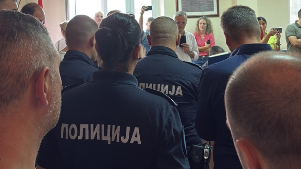 (FOTO)  Završen protest roditelja iz Vazduhoplovne akademije koji su se okupili zbog odluke o razrešenju Školskog odbora