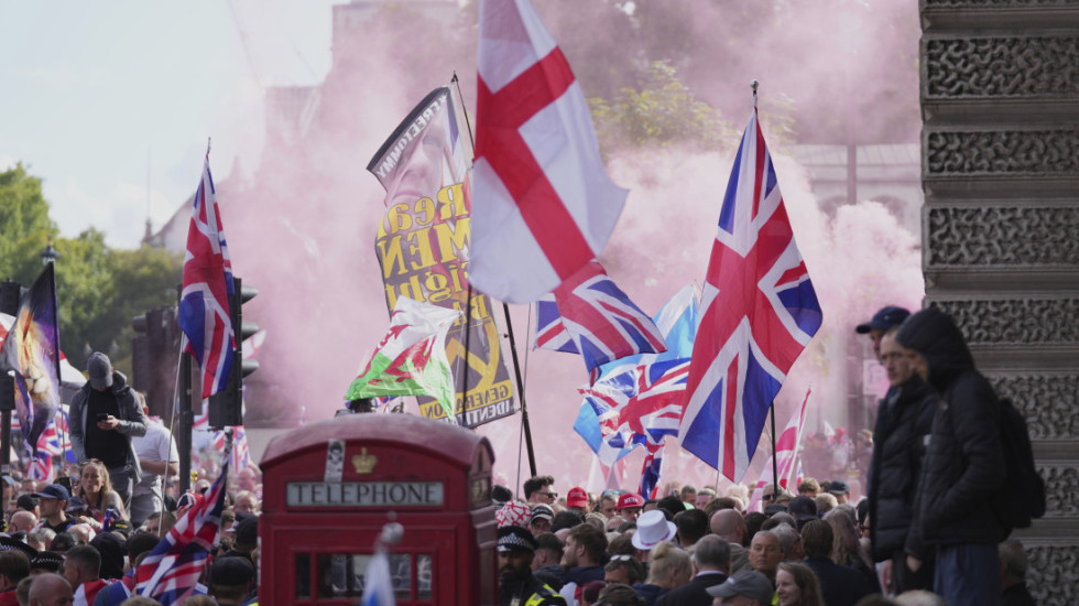 (FOTO) Sukob na protestu "Ujedinimo kraljevstvo" u Londonu: Uhapšeno 25 demonstranata, povređeno 26 policajaca