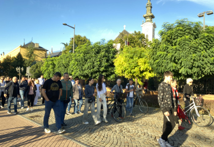 (FOTO) "Svi Zmajevi u jednom gnezdu": Protestna šetnja roditelja i đaka u Novom Sadu