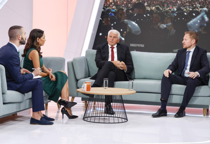 (VIDEO) Gosti Newsmax Balkans: Da li bi izbori mogli da reše krizu u Srbiji i kome više odgovaraju rani ili kasni