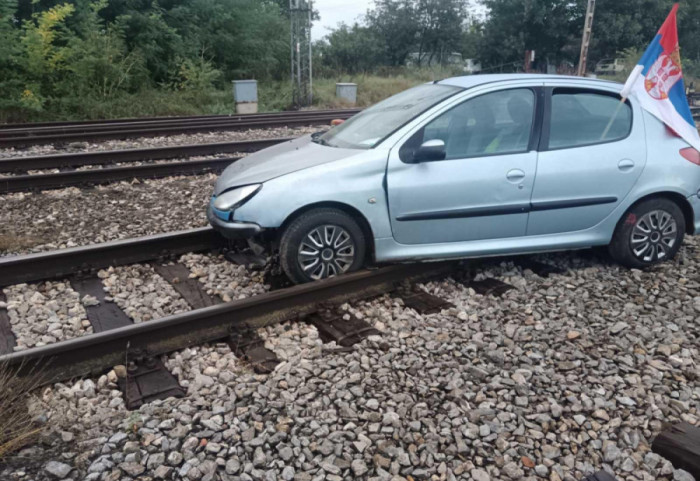 (FOTO) Automobil sleteo na prugu u železničkoj stanici Golubinci, brzo uspostavljen saobraćaj
