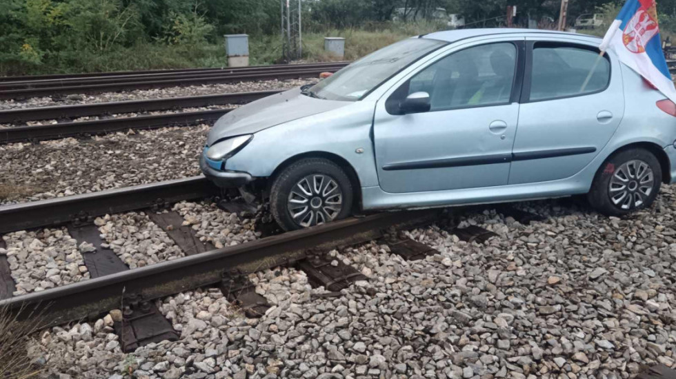 (FOTO) Automobil sleteo na prugu u železničkoj stanici Golubinci, brzo uspostavljen saobraćaj
