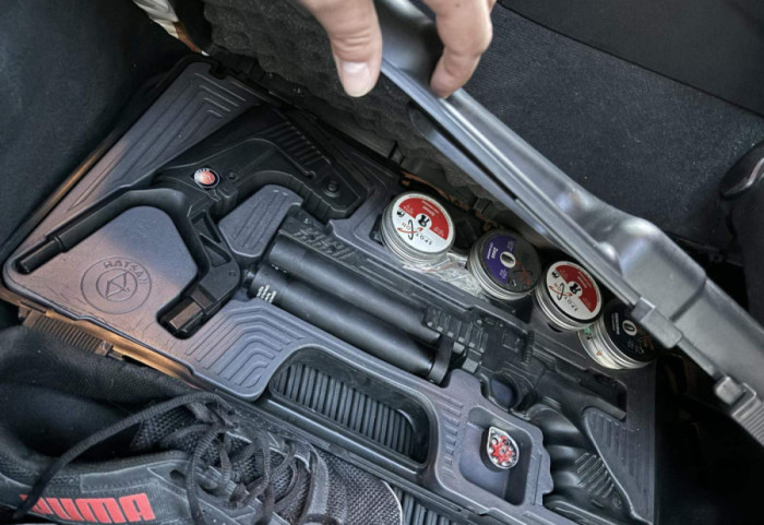 (FOTO) Na graničnom prelazu Preševo carinici pronašli gasne pištolje i municiju ispod sedišta automobila