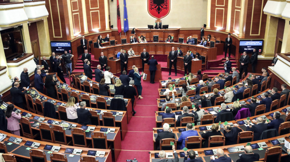 Nova vlada Albanije izabrana bez ijednog minuta debate, sednicu obeležile tenzije zbog virtuelne ministarke