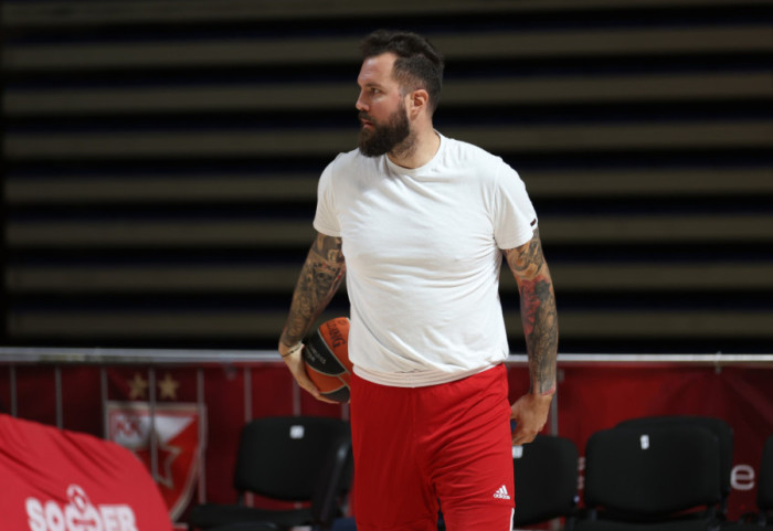 Košarkašku loptu zamenio fudbalskom: Miroslav Raduljica novi centarfor Železničara iz Inđije